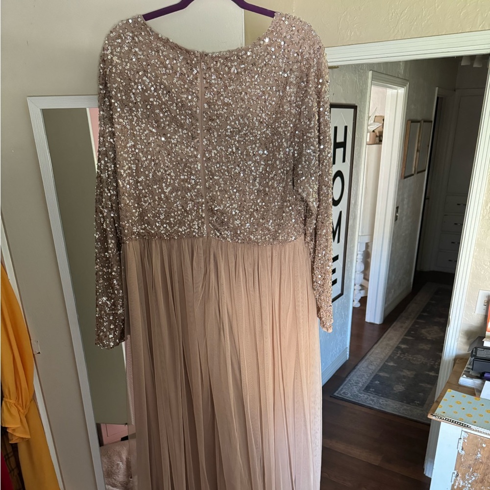 Formal pretty dress with tulle and sequins
